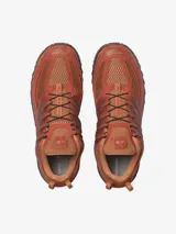 Championes Salomon modelo ACS Pro, en tonos rojizos y marrones con diseño inspirado en el desierto. Presentan una estructura técnica con malla transpirable, refuerzos laterales tipo jaula y suela robusta de alto rendimiento.