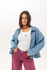 Campera de jean color celeste con silueta relajada y calce amplio. Presenta cierre frontal metálico, cuello clásico y bolsillos laterales.