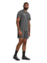 Short deportivo Under Armour de la línea Challenger, color gris con paneles laterales en negro y logo de la marca estampado en blanco. Confeccionado en tejido de punto ligero y transpirable con cintura elástica y cordón interno.