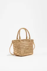 Bolso mini trenzado color dorado, con doble asa corta de mano y correa larga para el hombro. Incluye parche con logo grabado en el frente.