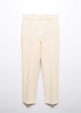 Pantalon de vestir de corte recto y tiro medio, confeccionado en tejido fluido color beige. Presenta trabillas en la cintura, dos bolsillos laterales y dos bolsillos de ribete en la parte posterior.