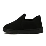 Pantuflas cerradas tipo mocasín, color negro, con interior afelpado.