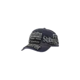 Gorra Supreme City Patches 6-Panel de color azul marino con efecto desgastado, con múltiples parches bordados con nombres de ciudades y tipografías góticas en contraste.
