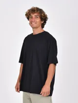 Remera de corte oversize color negro, con cuello redondo y mangas cortas de estilo holgado.