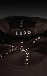 Gorra de béisbol color marrón oscuro (chocolate), de estilo clásico con visera curva y seis paneles.