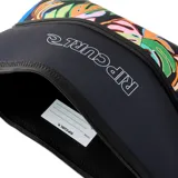 Cartuchera rectangular Rip Curl de gran tamaño, con doble compartimento con cierre. La parte superior es de color negro liso con el logo de la marca estampado en blanco, mientras que la parte inferior presenta un estampado tropical colorido sobre fondo negro.