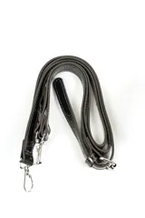 Bolso tipo bandolera de poliuretano en color marrón oscuro con acabado acharolado, hebilla frontal decorativa grande y correa ajustable y desmontable.