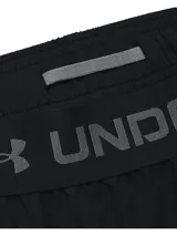 Short deportivo Under Armour de secado rápido, color negro, con diseño de doble capa que incluye una calza interna en color verde oliva. Cuenta con logo de la marca en la pierna derecha, cintura elástica y bolsillos laterales.