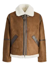 Campera estilo aviador de color marrón, confeccionada en tejido tipo gamuza con forro interno y detalles de corderito sintético en cuello y ruedo. Presenta cierre frontal con cremallera, bolsillos laterales inclinados y detalles en cuero sintético oscuro en las costuras y solapas.
