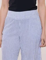 Pantalón crop de corte wide leg, de color celeste y blanco con patrón de rayas verticales, pretina ancha elastizada y bolsillos delanteros.