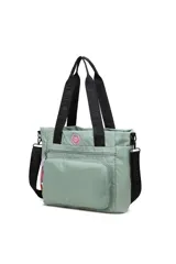 Cartera tipo tote bag color verde agua, con asas de mano y correa de hombro ajustables en color negro con el logo de la marca. Tiene un bolsillo frontal con cierre y un charm decorativo en el lateral.