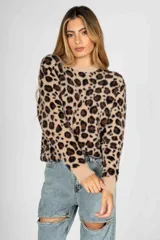 Sweater de punto con textura suave y diseño de estampado animal print de leopardo. Presenta cuello redondo, mangas largas y puños acanalados en color liso.