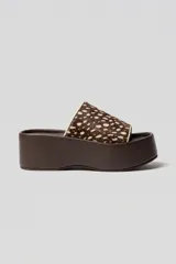 Sandalias plataforma Altin de diseño slip-on, con base marrón de gran altura y capellada en cuero con estampado animal print tipo ciervo en tonos marrones y blancos.
