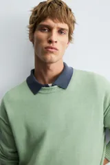 Jersey de corte relajado confeccionado en tejido de algodón. Presenta cuello redondo, manga larga y acabados en rib con vuelta. Destaca por sus costuras con efecto revés.