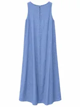 Vestido largo celeste de lino, sin mangas, con escote redondo y cierre trasero con ojal y botón.