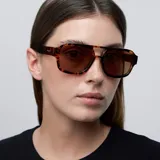 Lentes de sol de aviador oversize con montura carey y lentes marrones polarizadas.