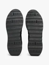 Zapatillas deportivas Tommy Hilfiger Classics de piel negra con paneles texturizados, detalle de ventilación en la parte superior y logo de la marca en el lateral y talón. Cuentan con plantilla extraíble y suela de EVA.