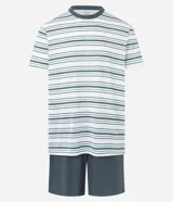 Conjunto de pijama masculino compuesto por una remera de cuello redondo y mangas cortas con estampado de rayas horizontales finas, y una bermuda lisa con cintura elástica.