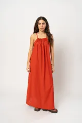 Vestido largo color ladrillo con breteles finos y escote fruncido.