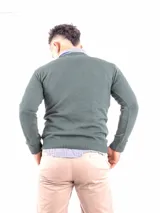 Sweater rojo de hilo de algodón con escote en V y manga larga.