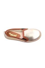 Panchas de cuero color beige con estampado animal print de leopardo y elásticos laterales.