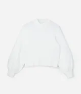 Suéter color beige de punto con textura de pelitos, cuello alto y mangas largas.