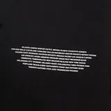 Pantalón de jogging negro con puños elásticos, cintura ajustable con cordón y estampado con logos de la NBA y nombres de equipos.