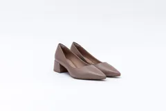 Zapato de cuero negro con punta fina y taco cuadrado.