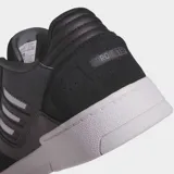 Championes Adidas Drop Step Low 2.0, color negro con detalles plateados y suela blanca. Diseño de caña baja inspirado en el básquet, con exterior de gamuza y material sintético.
