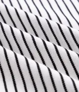 Remera Marfinno de corte slim y mangas cortas, con diseño de rayas horizontales finas bicolor en blanco y negro, y detalles contrastantes en cuello redondo y puños.
