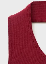 Top halter de punto fino en color bordó, sin mangas, con diseño entallado y escote en la espalda.