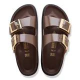Sandalias Birkenstock modelo Arizona con dos correas ajustables de cuero color marrón, hebillas metálicas doradas, plantilla de corcho y suela de goma negra.