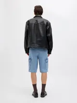 Bermuda cargo de denim celeste con bolsillos laterales y cierre con cremallera. Confeccionado en tejido de sarga con mezcla de algodón y fibras recicladas.