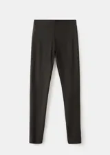 Pantalón slim fit de tiro alto color marrón oscuro, con costuras visibles y aberturas con cierre en los tobillos.