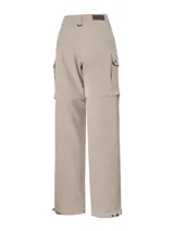Pantalón cargo desmontable de color beige, corte recto y tiro medio, confeccionado con poliéster reciclado y spandex con tecnología Natural Flex. Cuenta con bolsillos laterales y piezas desmontables para transformarlo en short.
