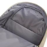 Mochila New Balance color beige con logo blanco estampado en el frente. Tiene un compartimento principal con cierre, un bolsillo frontal con cierre y correas acolchadas ajustables.