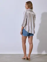 Camisa de algodón marca Dash, de diseño abierto con rayas verticales en tonos marrón y blanco, cuello con solapa, cierre frontal de botones y mangas tres cuartos.