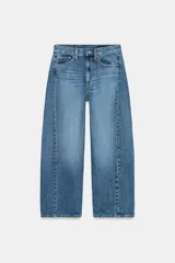 Jeans de tiro medio con corte relajado y largo al tobillo. Presentan diseño de cinco bolsillos, trabillas en la cintura y cierre frontal con cremallera y botón metálico. Confeccionados en denim con efecto lavado.