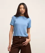 Blusa básica de cuello redondo y manga corta con detalle de dobladillo, confeccionada en tejido de viscosa con elastano.