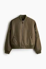 Campera bomber de nylon levemente acolchada, con cuello, puños y bajo acanalados. Presenta cierre frontal, bolsillos laterales con botón a presión y un bolsillo con cierre en la manga.