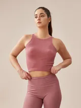 Top corto de lycra acanalada color rosa oscuro, con cuello halter y espalda deportiva.