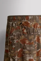 Shorts deportivos de Zara Athleticz confeccionados en tejido técnico ligero con estampado camuflado en tonos marrones y naranjas. Poseen cintura elástica ajustable, forro interior y aberturas en el bajo.