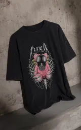 Remera de algodón con efecto nevado, corte oversize y estampa frontal de un oso de peluche rosa con máscara de gas rodeado por una estructura ósea.