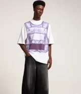 Pantalón de jean color celeste, modelo barrel, de tiro medio con trabillas para cinto, cierre frontal con botón y cremallera, bolsillos, recortes laterales y pinzas en las rodillas.