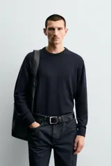 Jersey de corte regular fit, tejido en lana de origen italiano, con cuello redondo y manga larga. Presenta acabados en rib en puños y ruedo.