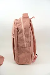 Mochila de poliéster color gris, con compartimentos con cierre, bolsillos laterales y estuche haciendo juego.