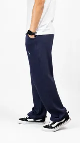 Pantalón deportivo de punto en color azul marino, con corte recto y holgado. Presenta un pequeño logo bordado en blanco en la parte superior del muslo y bolsillos laterales.