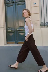 Jeans de tiro alto con diseño balloon, pernera ancha y corta, y bajo asimétrico. Cuenta con cinco bolsillos y cierre frontal con cremallera y botón.