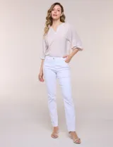 Pantalón blanco de gabardina elastizada de la marca Zac & Rachel, con pretina con pasadores, cierre y botón, además de bolsillos delanteros y traseros.