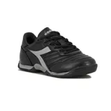Championes de fútbol Diadora modelo Goal Futbol Id, color negro con detalles en gris. Presentan un diseño clásico con costuras reforzadas en la puntera, cordones al tono y suela de goma diseñada para tracción en superficies de interior.